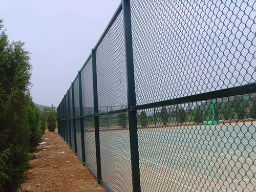 网球场围网的作用：帮助球员判断球是否出界